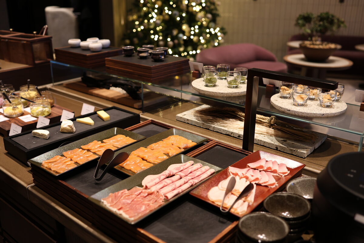 jw マリオット・ホテル東京日本料理「華香 / Kakō」：ブッフェ形式の朝食。チーズ、サーモン、ハムなどが並んでいる。