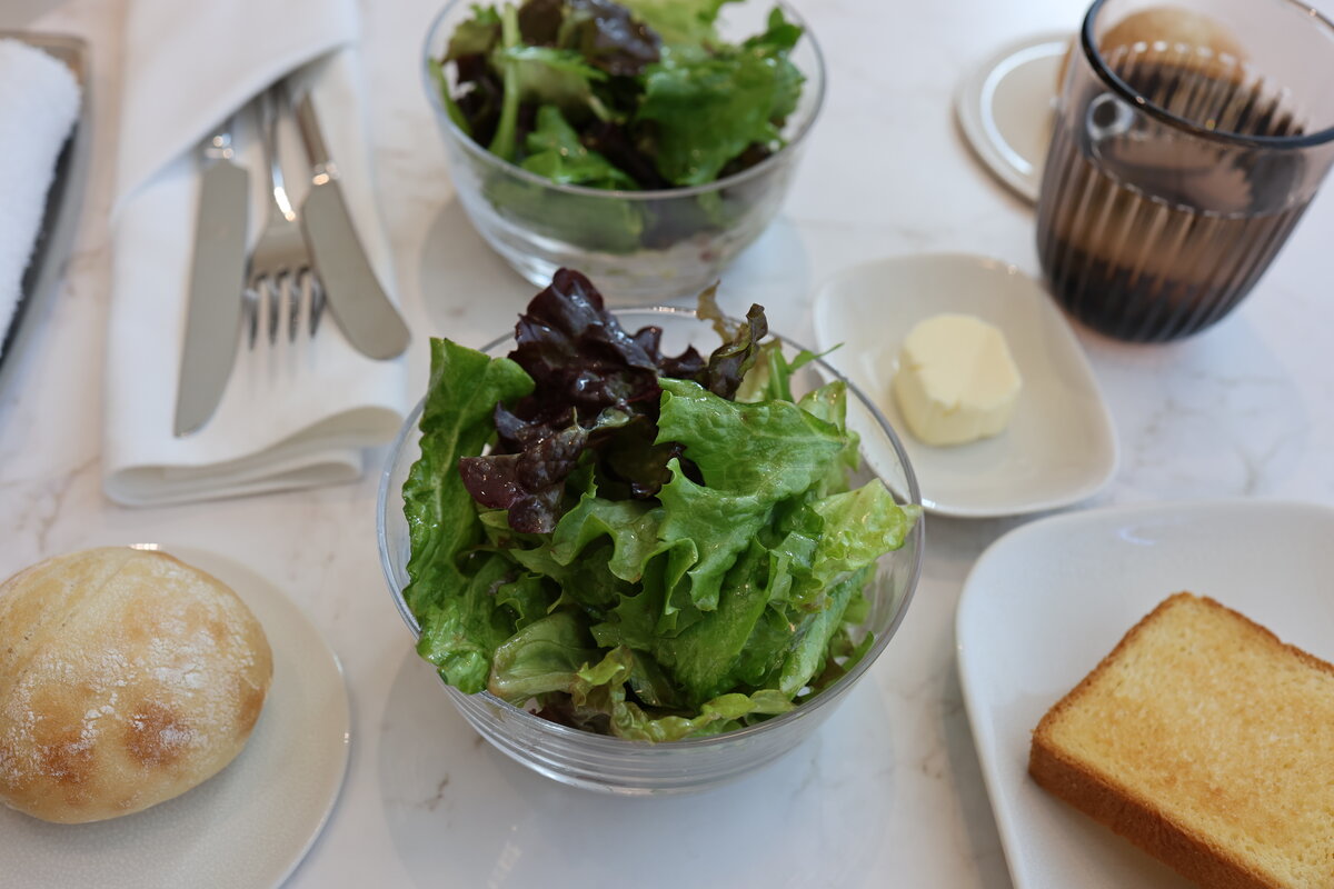 LA MAISON DU CHOCOLAT PARIS：ランチのサラダ、パン、バター、飲み物