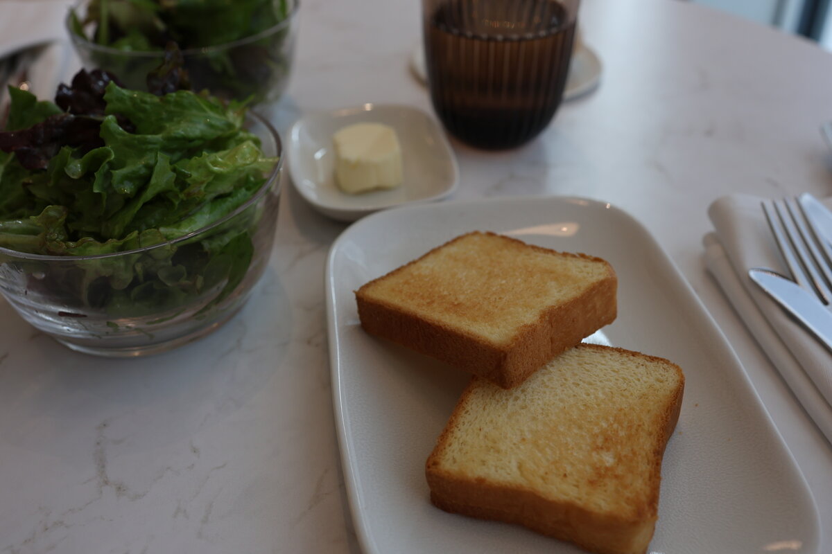 LA MAISON DU CHOCOLAT PARIS：トースト、サラダ、バター、水