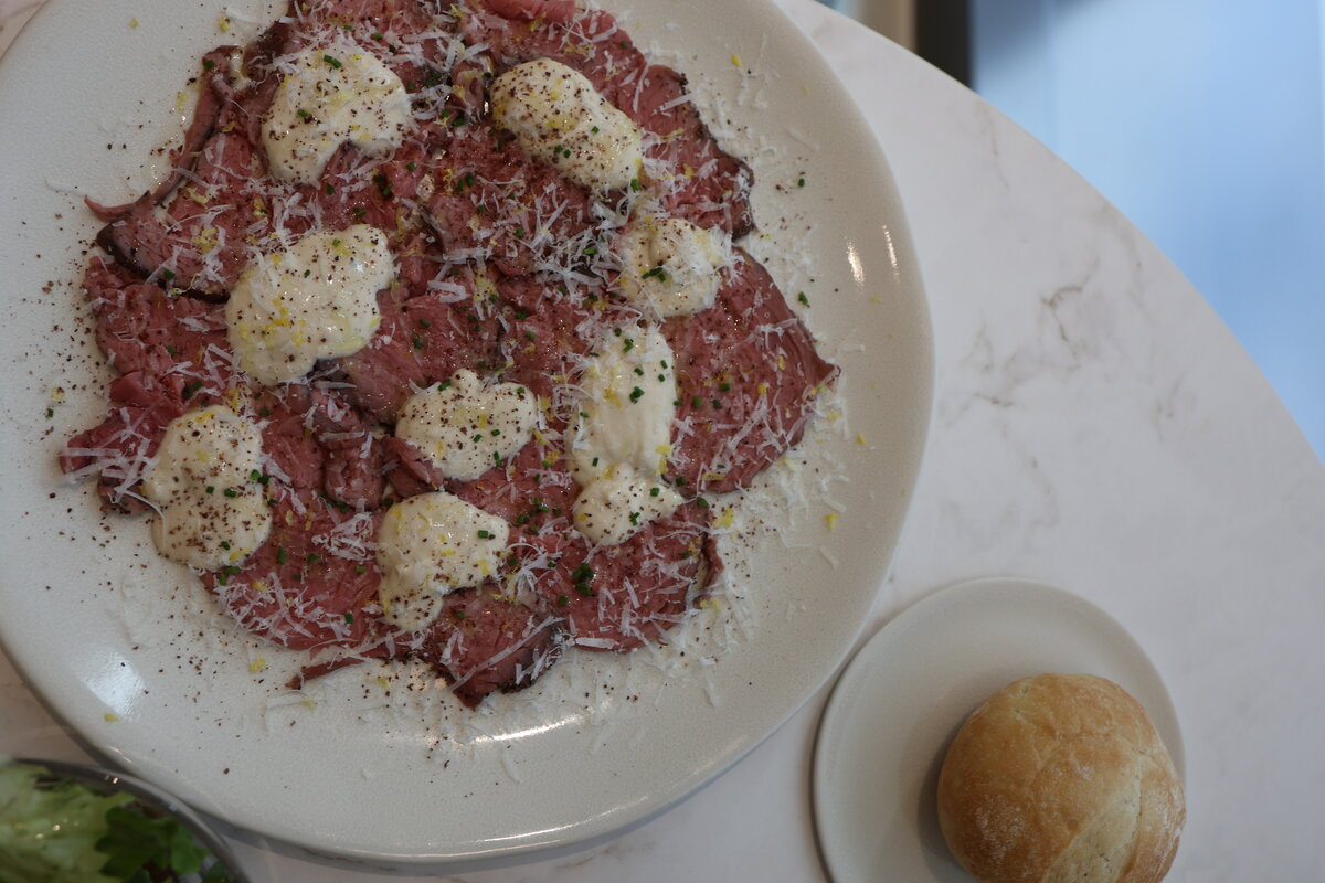 LA MAISON DU CHOCOLAT PARIS：仔牛肉のロースト、トンナートソース、シニイブドカカオ