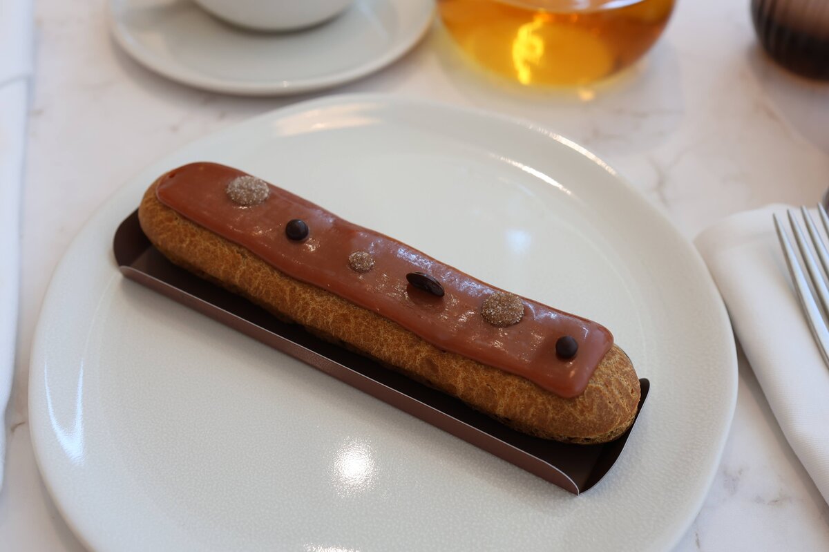 LA MAISON DU CHOCOLAT PARIS：デザートにエクレール キャラメルを食べました。ショーケース...