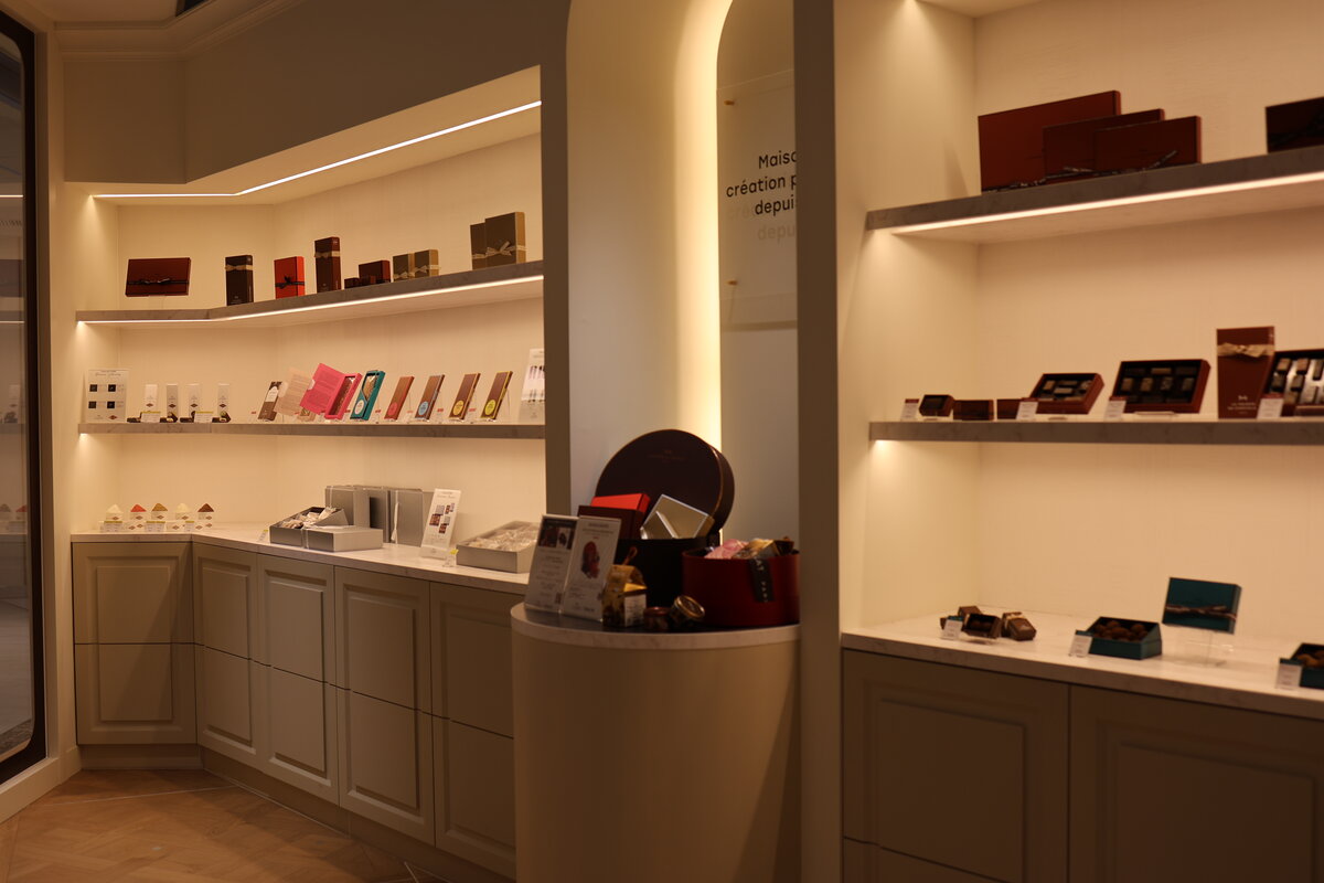 LA MAISON DU CHOCOLAT PARIS：チョコレート店の内観　帰りに友人たちにお土産を買いました。