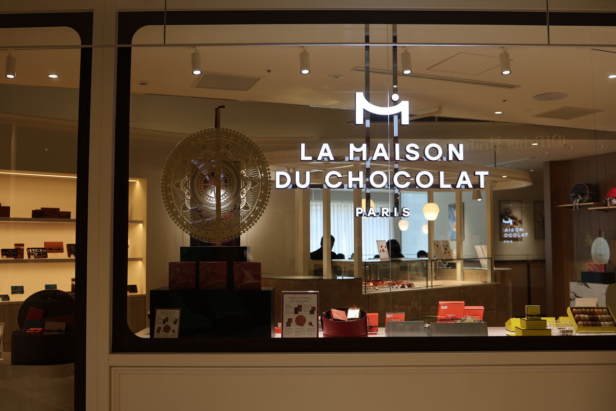 LA MAISON DU CHOCOLAT PARIS　：ラ・メゾン・デュ・ショコラの店舗外観。チョコレートや内装...