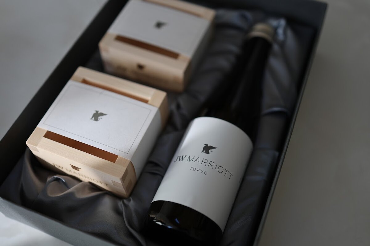 JW MARRIOTT TOKYO：ホテルのロゴ入り日本酒のプレゼント付きのプランだったので...