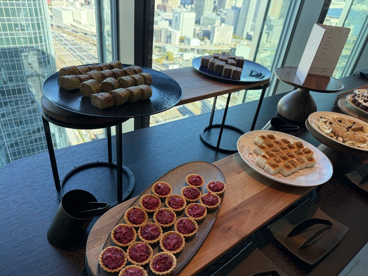 高輪ゲートウェイ駅：駅の構内。天井の構造が特徴的。スタバから見える風景