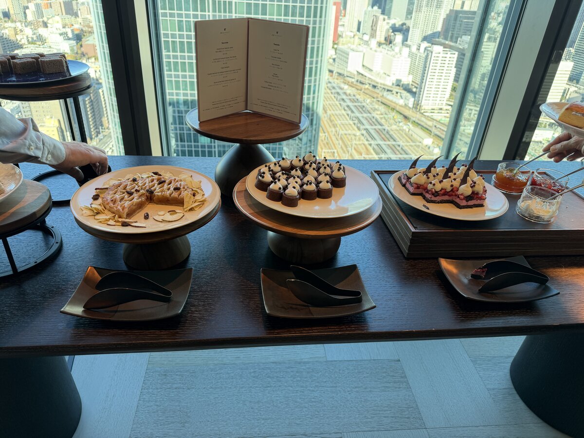 STARBUCKS：スターバックスの外観、ニュウマン高輪店