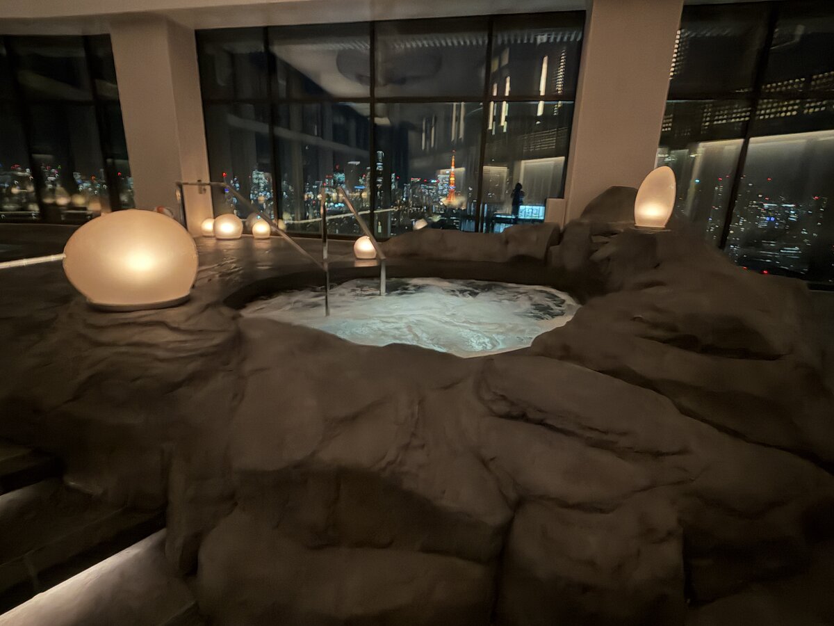 jw マリオット・ホテル東京：夜のプール。予約が必要でした。他にも予約している方がいる...