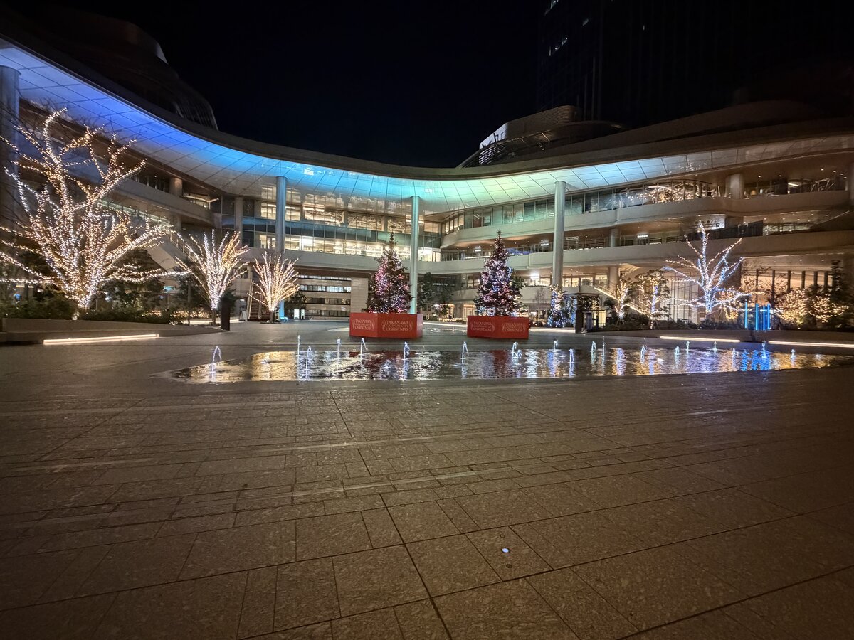 TAKANAWA CHRISTMAS：夜になって外に出てみた。クリスマスツリーのライティングが...
