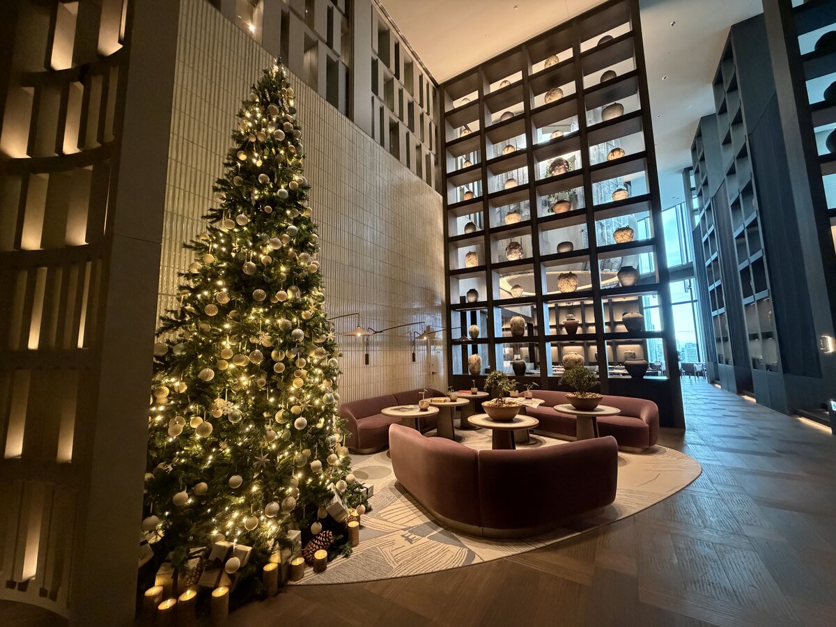 jw マリオット・ホテル東京日本料理「華香 / Kakō」：クリスマスツリーとソファのあるインテリア