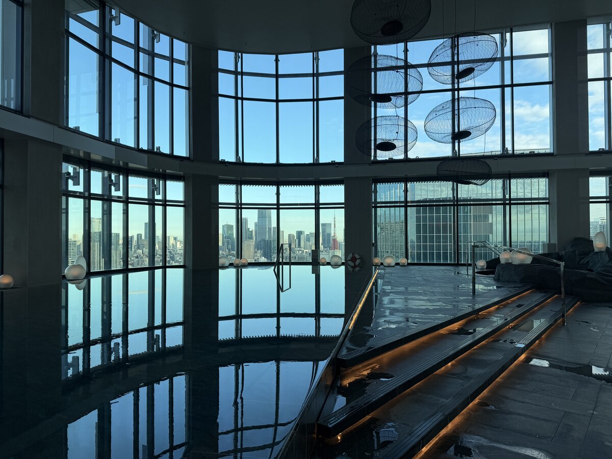 jw マリオット・ホテル東京プール：昨晩もプールに行ったが朝のプールはまた景色が違う。