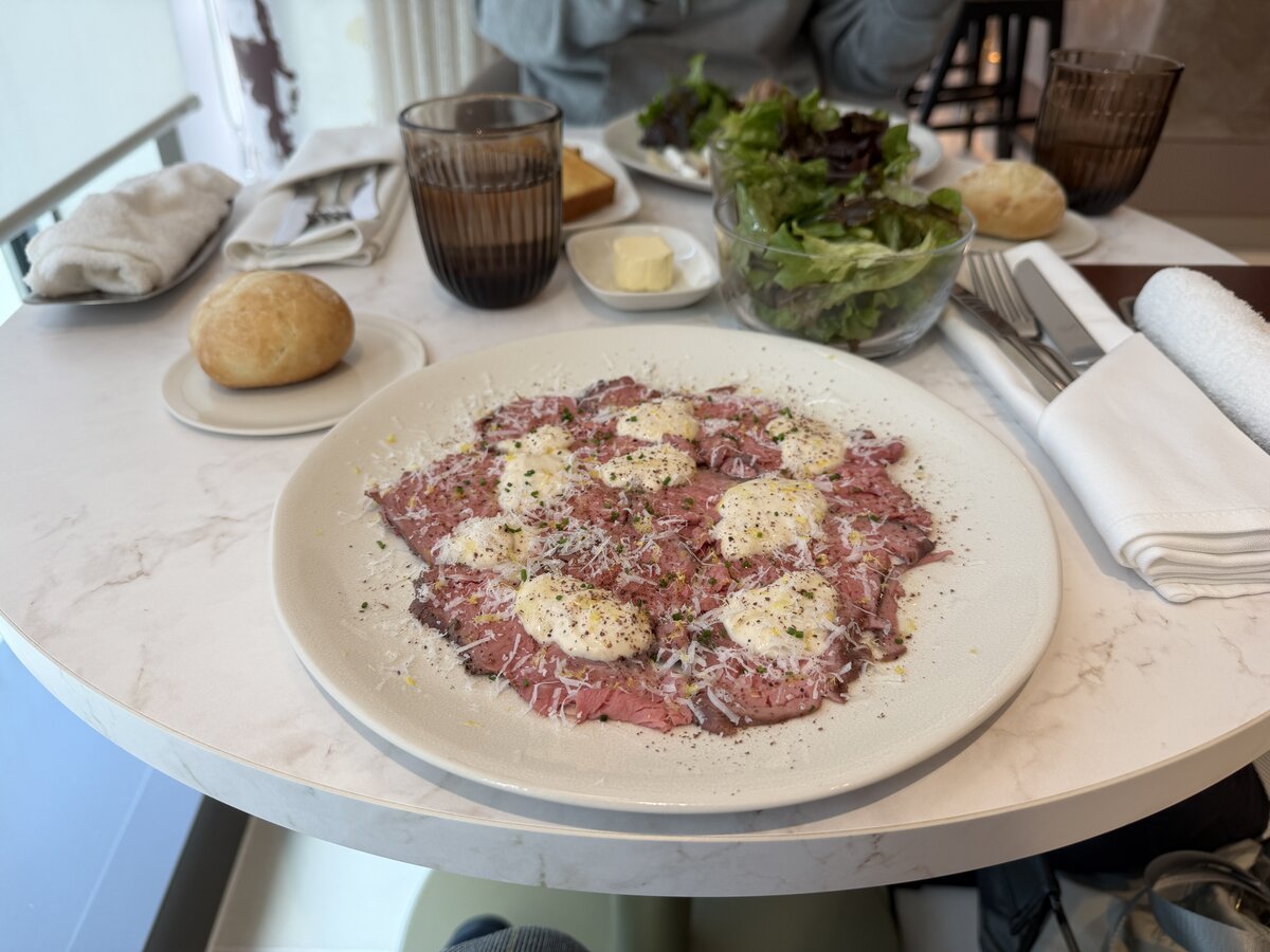 LA MAISON DU CHOCOLAT PARIS：仔牛肉のロースト、トンナートソース、シニイブドカカオ