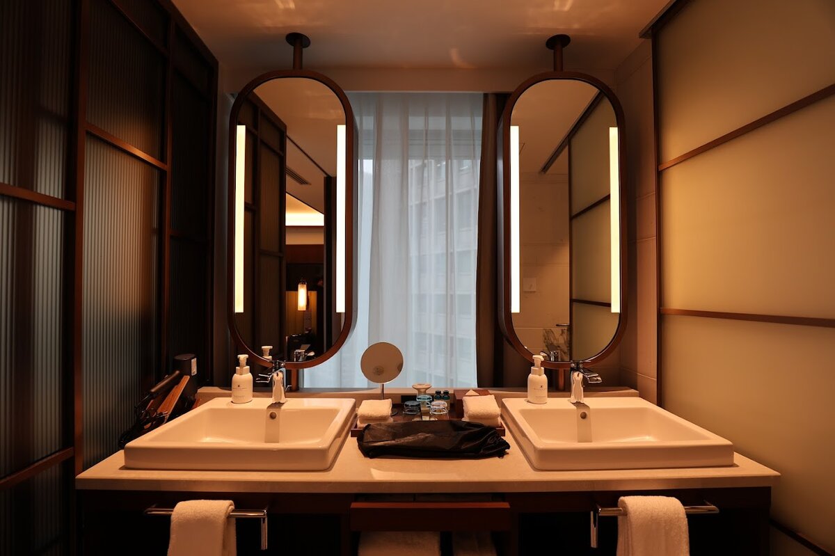 MARUNOUCHI HOTEL 丸ノ内ホテル：シャンパンとグラス、クリスマスの飾り