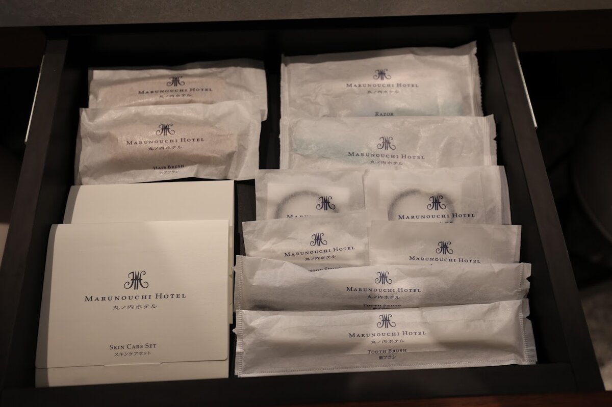 丸の内ホテル ポム・ダダン　：レストランの看板とクリスマスツリーの飾り