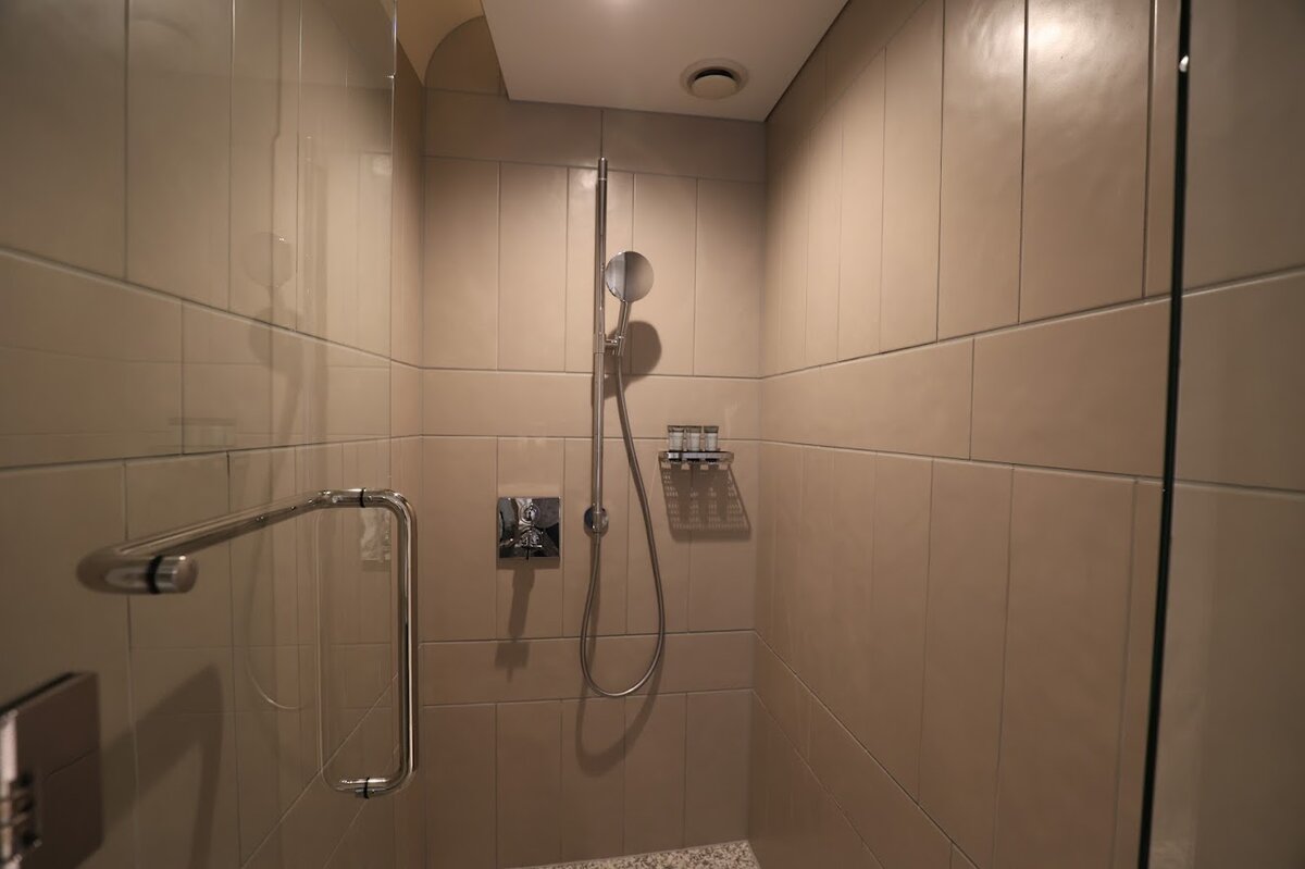 丸の内ホテル ポム・ダダン：テーブルにセットされた食器類