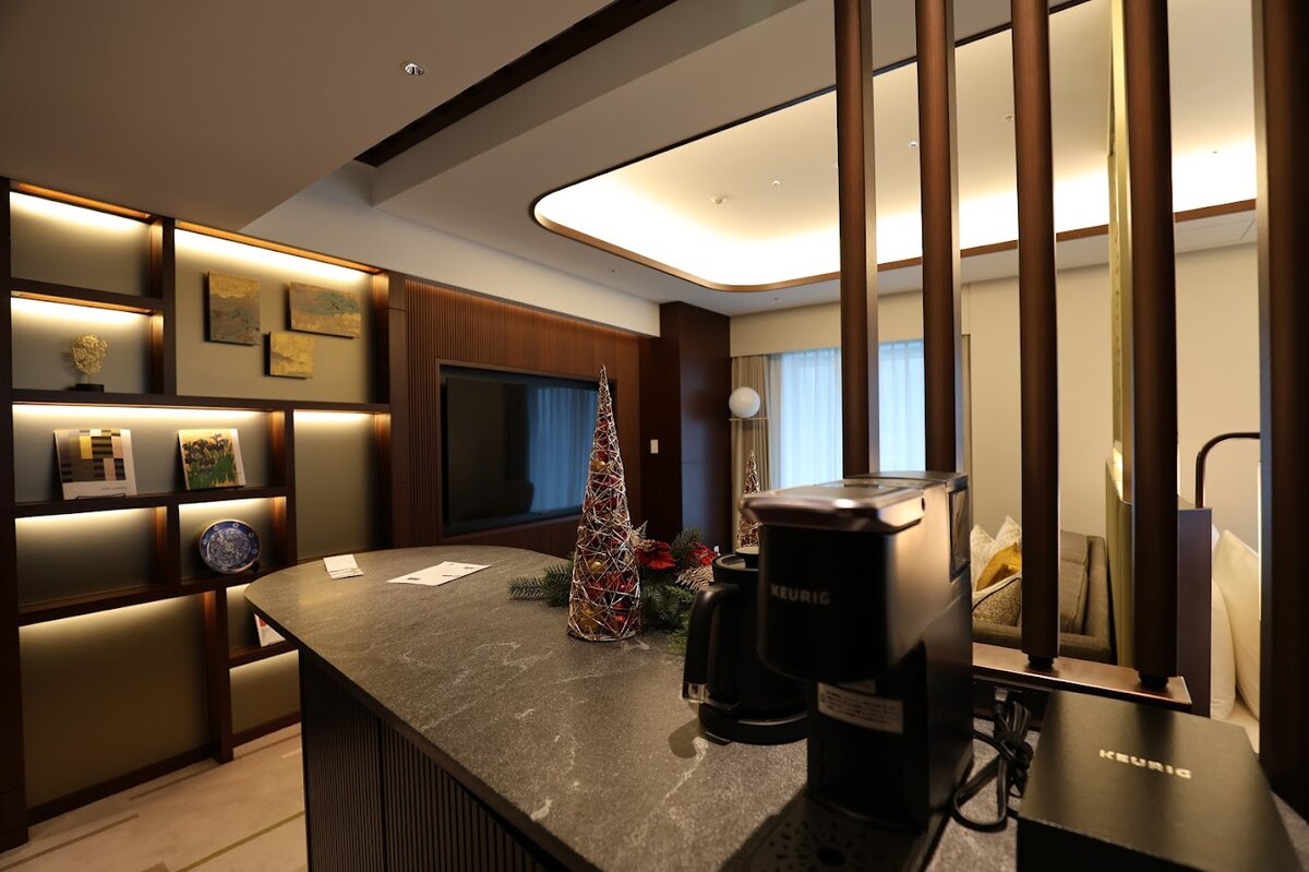 丸の内ホテル：カウンターにミニツリーが飾られていました。(4)