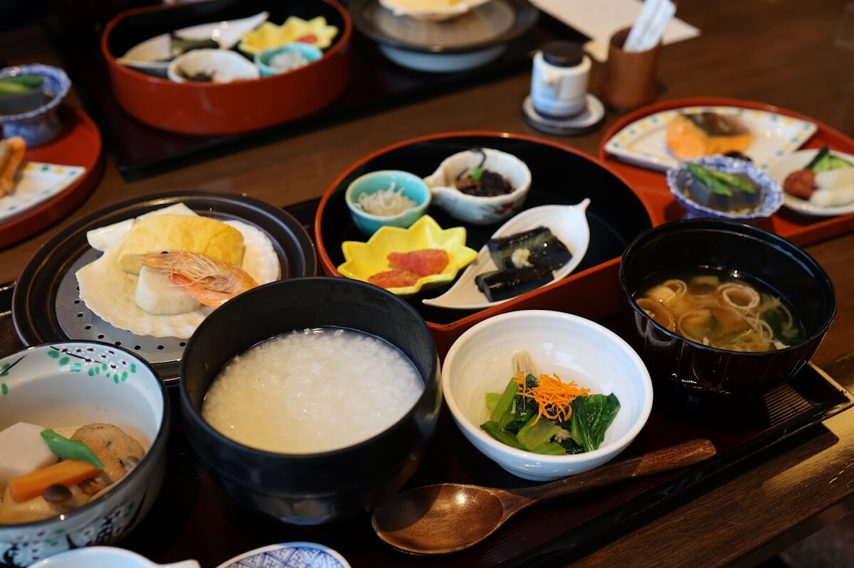 東京駅：東京駅も朝は人が少ないです。