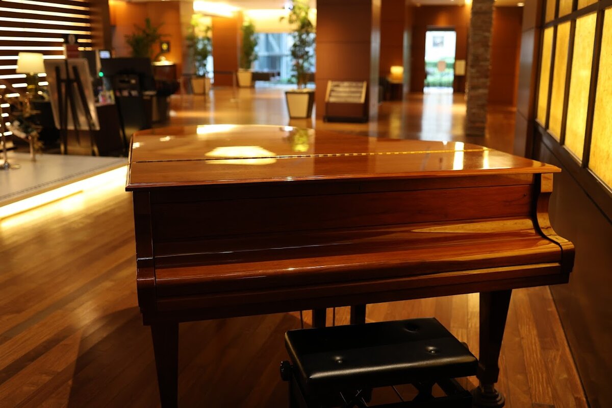 MARUNOUCHI HOTEL 丸ノ内ホテル：ピアノと椅子の置かれたロビー