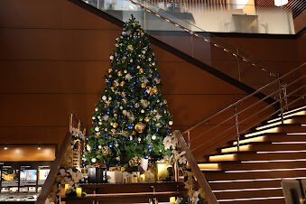 MARUNOUCHI HOTEL 丸ノ内ホテル：階段に飾られたクリスマスツリーとプレゼントボックス。