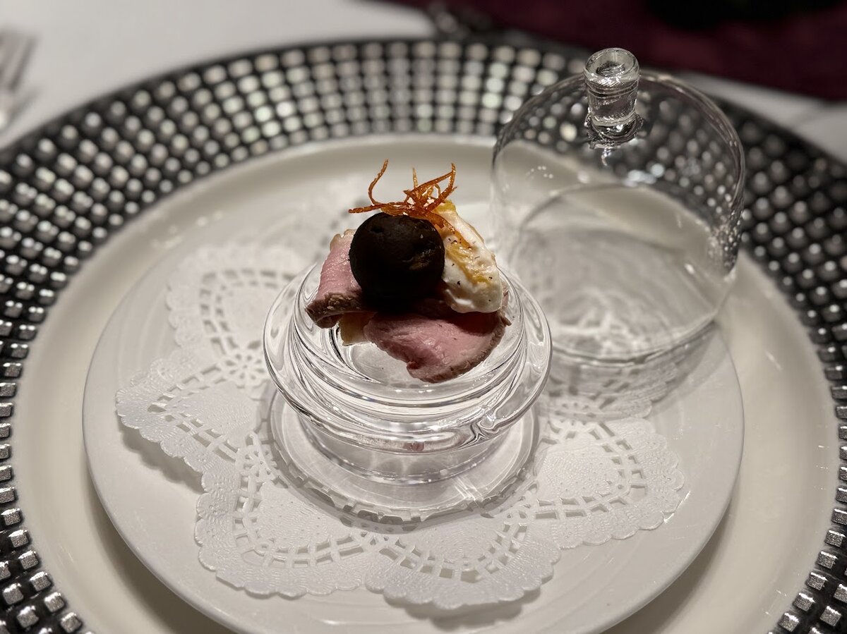 丸の内ホテル ポム・ダダン：フォアグラ、肉料理、付け合わせが盛り付けられた料理