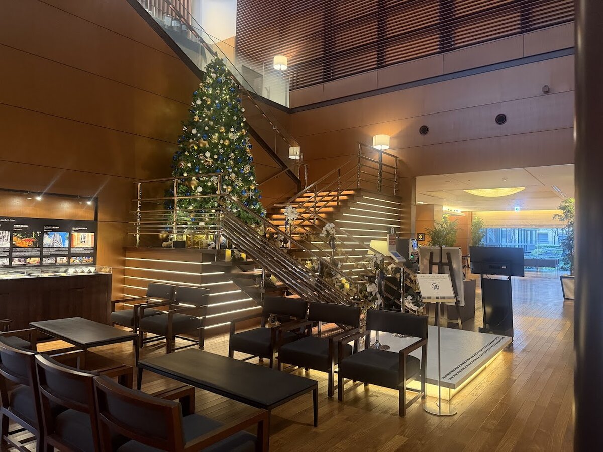 MARUNOUCHI HOTEL 丸ノ内ホテル：ホテルのロビー、クリスマスツリーが飾られている