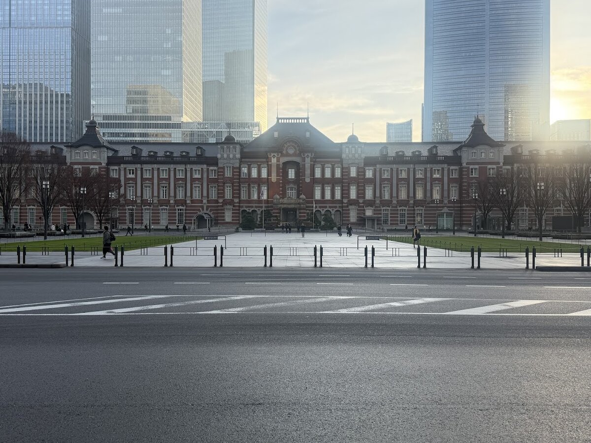 MARUNOUCHI HOTEL 丸ノ内ホテル：高層ビル群と道路、歩道に人がいる風景
