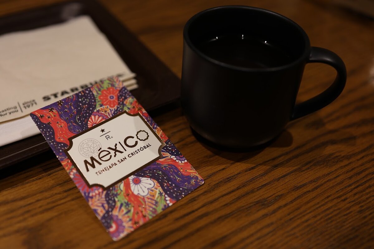 スターバックスニュウマン横浜店：珈琲豆のカードをくれます。裏面には豆の情報など書いてあり...