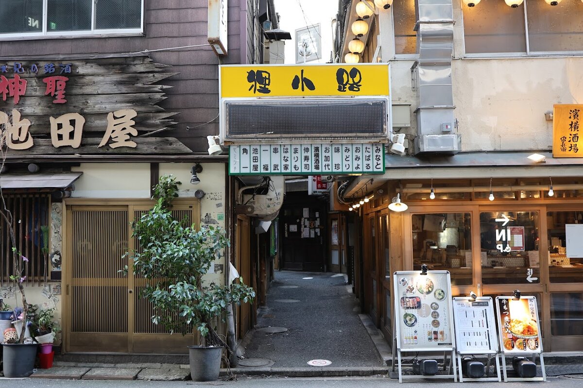 ヒルトン横浜ラウンジ：室内、シュークリーム、グラス、　アフタヌーンティー