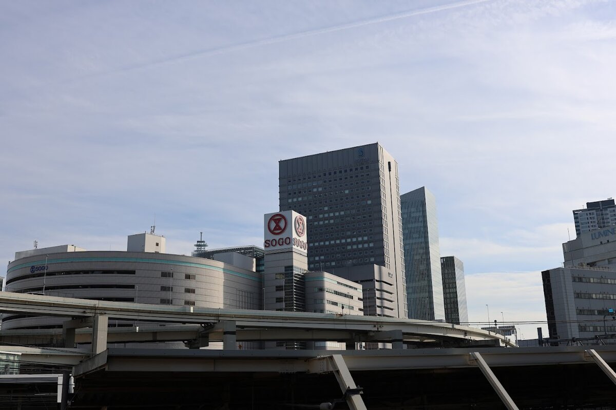 ヒルトン横浜ラウンジ：窓から夜景がみえる