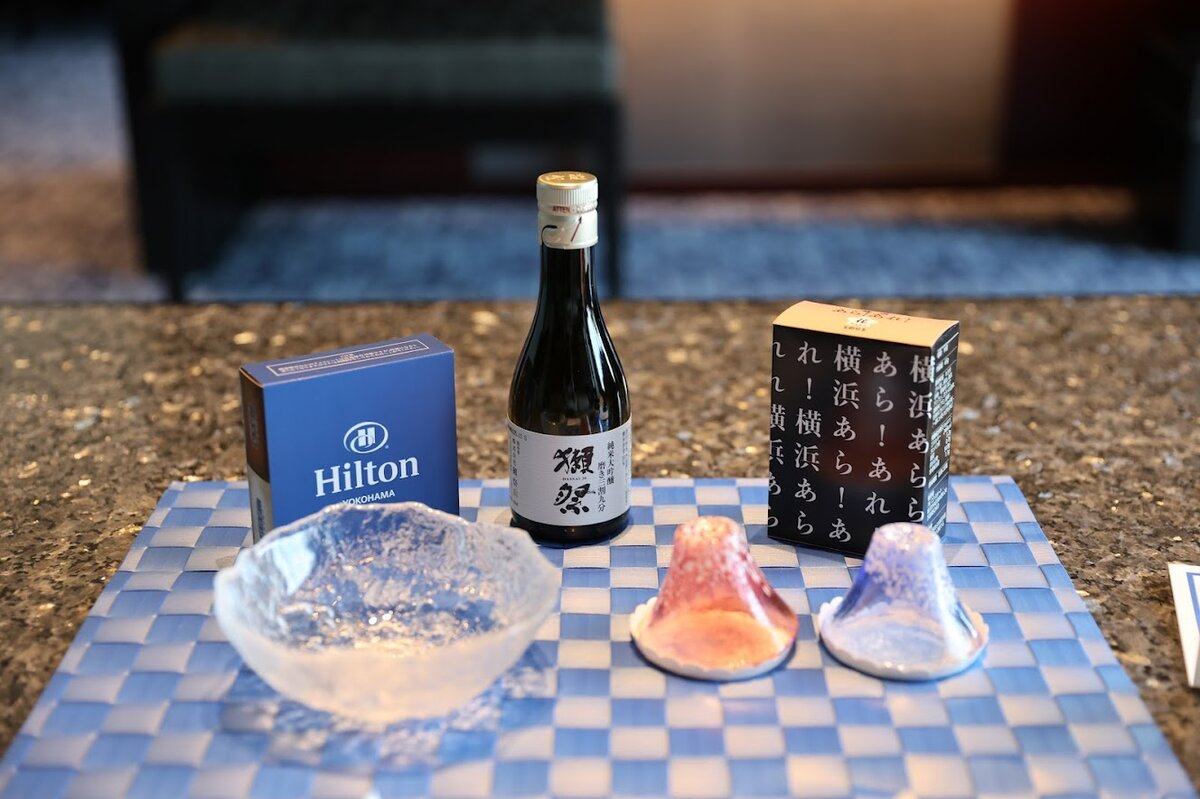 ヒルトン横浜ラウンジ：ホテルのロビー、椅子と装飾棚がある