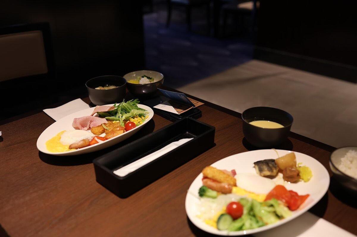 Hilton：ヒルトンホテルと周辺の建物、青空