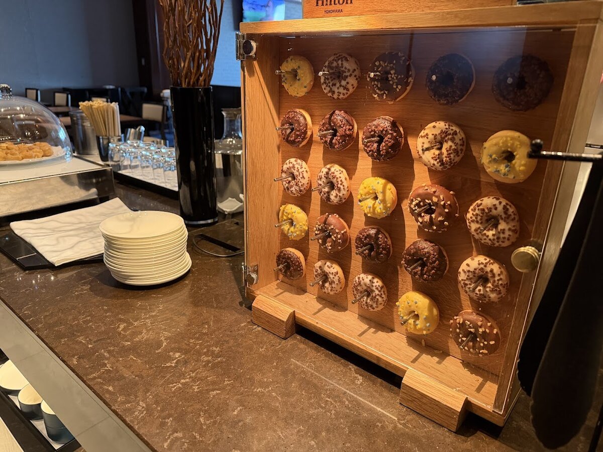 ヒルトン横浜：ホテルの内装、ソファとテーブル、窓からの眺望