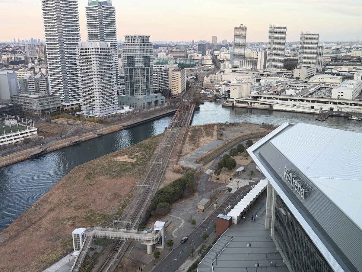横浜駅：高架下にある通路