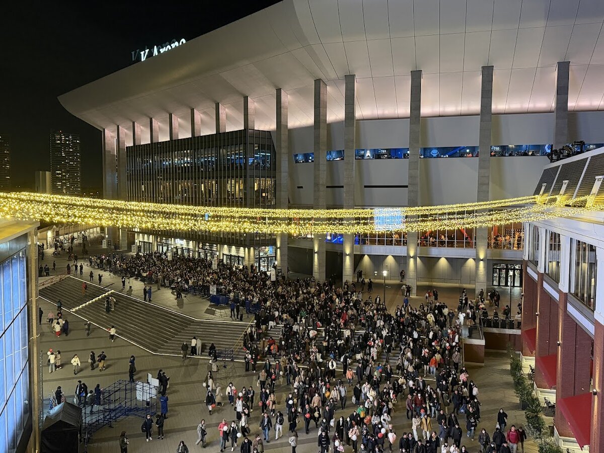 ホテルの朝食ビュッフェ。シュークリーム、グラス、カトラリ...