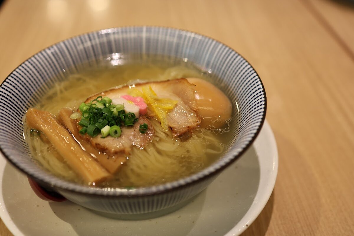 鯛塩そば灯花：ラーメンのメニュー看板