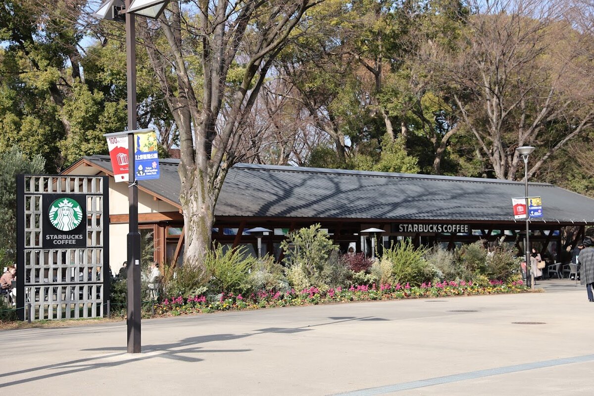 上野恩賜公園店, Starbucks：スターバックスの看板。メニューや注意書きが書かれている