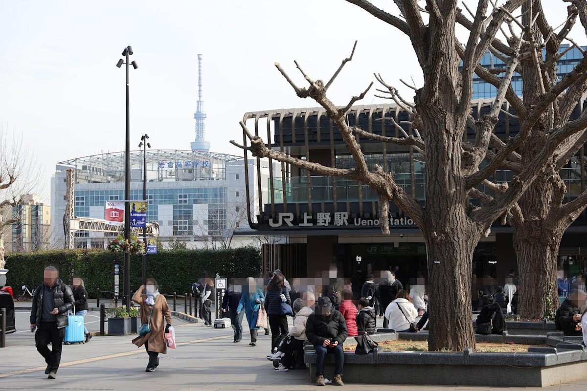 スターバックスコーヒー上野恩賜公園店：スターバックスのコーヒーカップと店舗外観