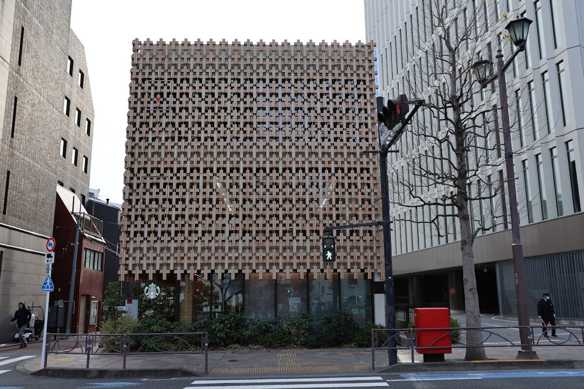 スターバックスコーヒー エキュート上野店：スターバックスの店舗外観と通路。2人の人物が歩いている。