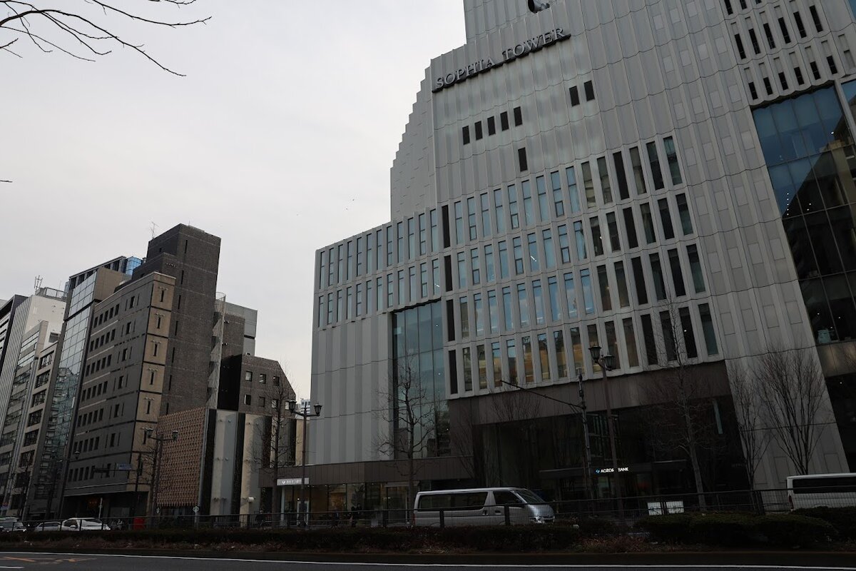 スターバックス コーヒー 上智大学 四谷キャンパス店：スターバックスの看板と上智大学の看板