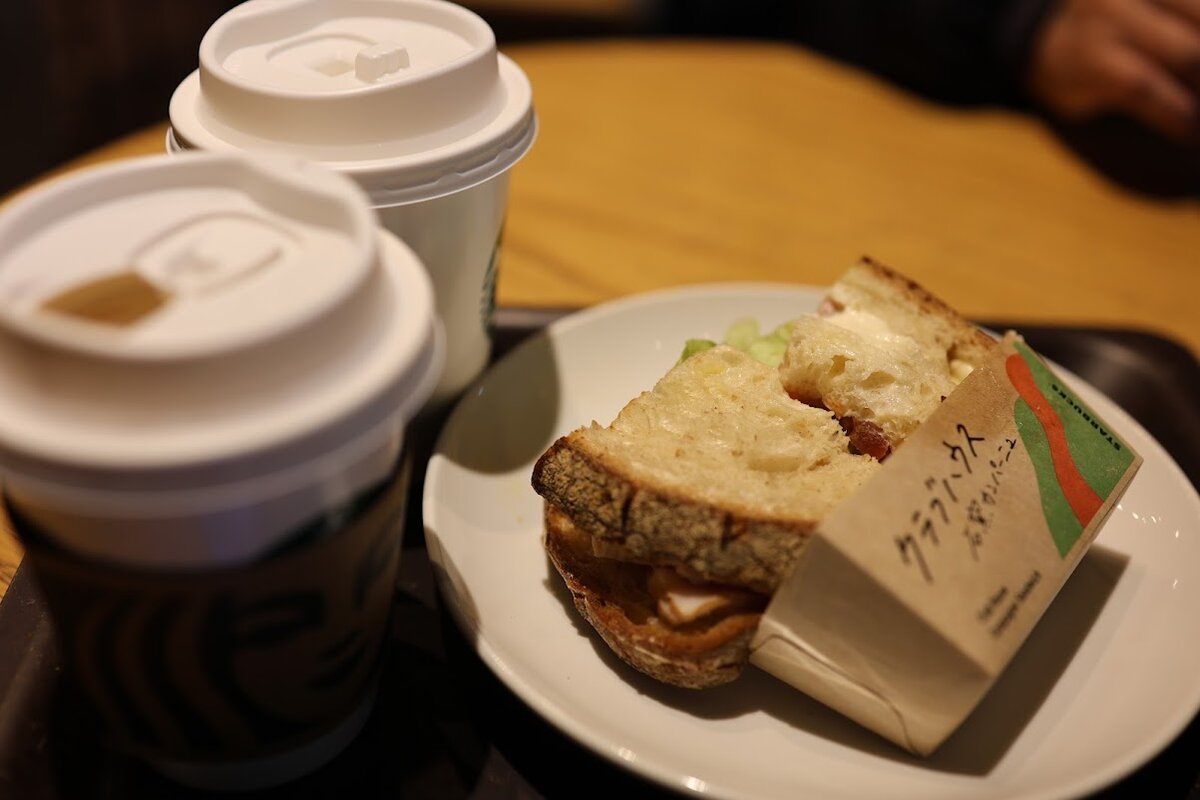 スターバックス コーヒー 明治神宮前メトロピア店：コーヒーとクラブハウスサンドイッチ