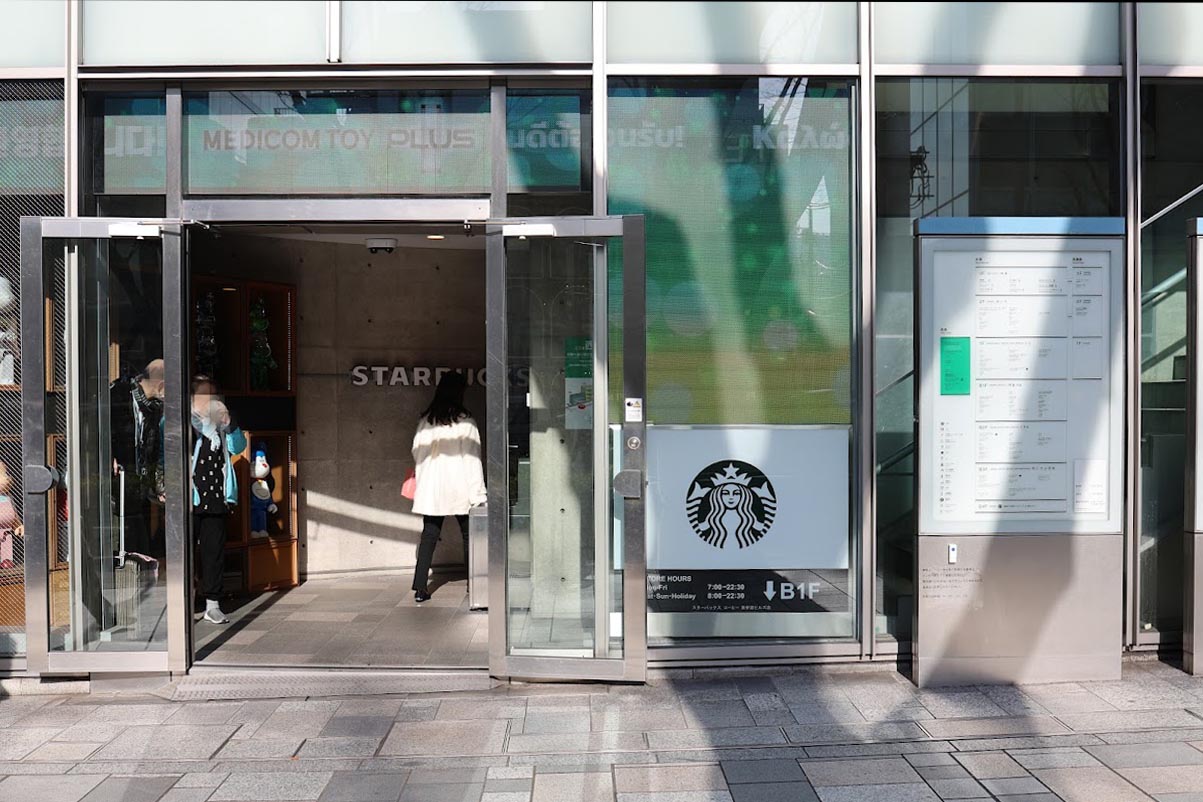 MEDICOM TOY PLUS, STARBUCKS：コンクリート壁にある施設案内サイン