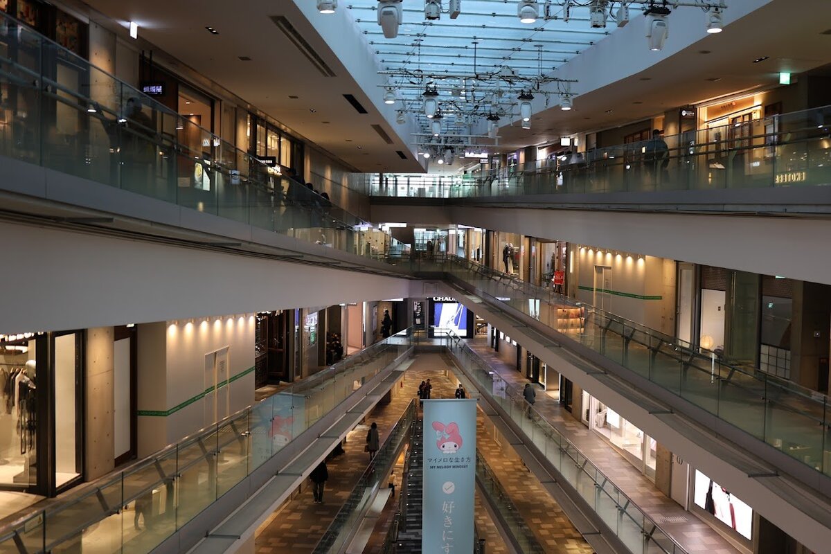 OMOTE SANDO HILLS, DELVAUX：表参道ヒルズの外観。道路には車が走っている。