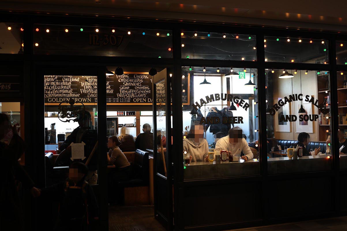 スターバックスコーヒー 表参道ヒルズ店：スターバックスの店舗外観。人が出入りしている。