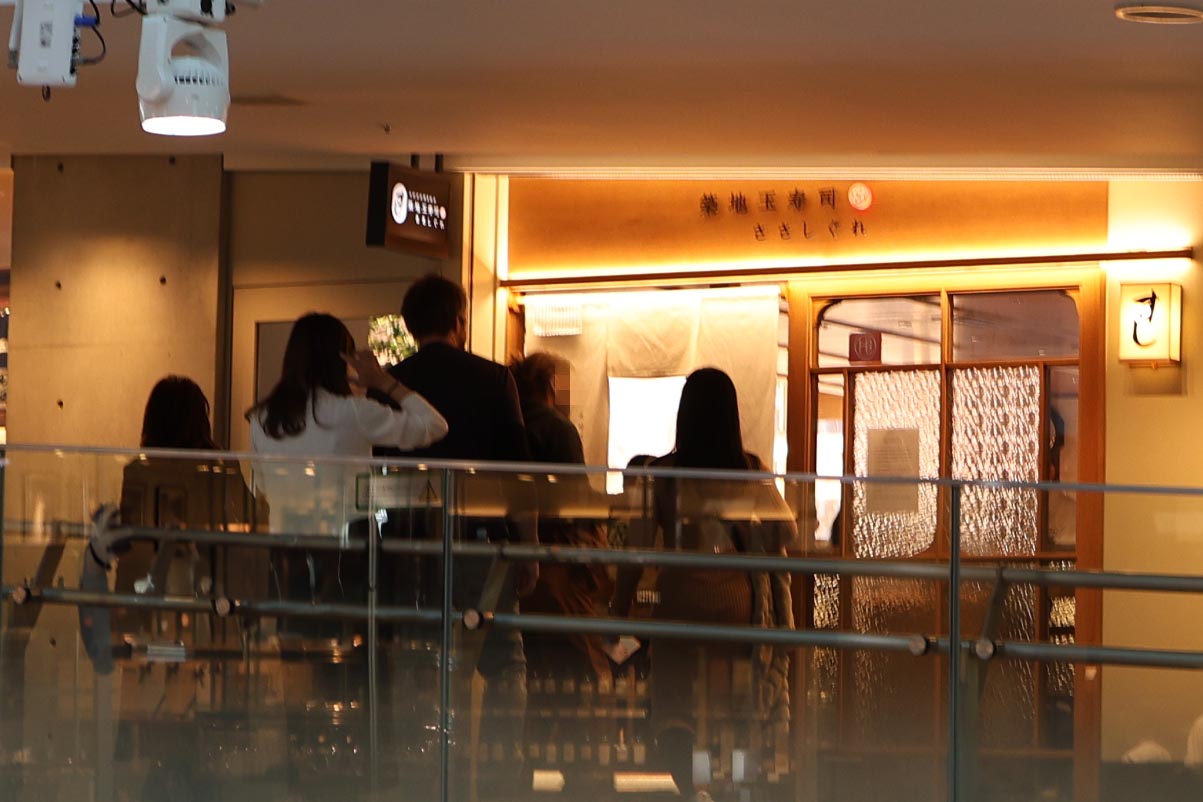 表参道ヒルズ：ショッピングモールの内観。複数階層があり、店舗が並んでいる。