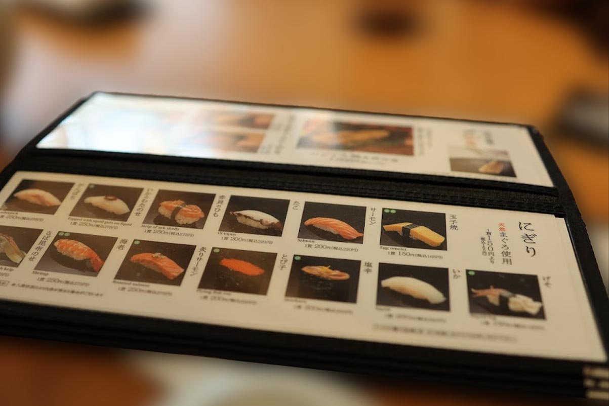 ささしぐれ：寿司のメニューと湯呑み