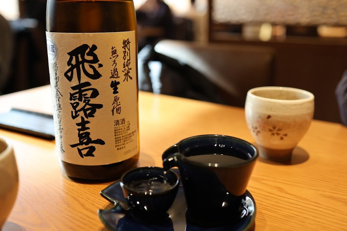 ささしぐれ：日本酒の瓶と盃