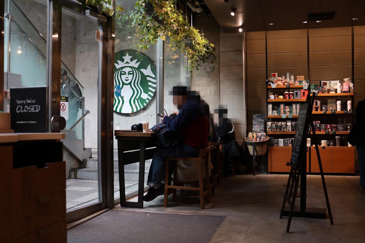OMOTE SANDO HILLS STARBUCKS：表参道ヒルズのスターバックス入り口付近