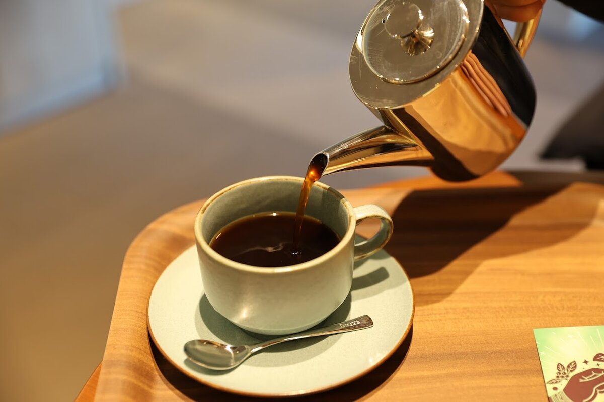 タリーズコーヒーロースター相模大野中央公園店：コーヒーがカップに注がれている