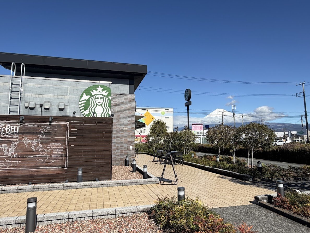 スターバックスコーヒー イオンタウン富士南店：スターバックスの看板と富士山
