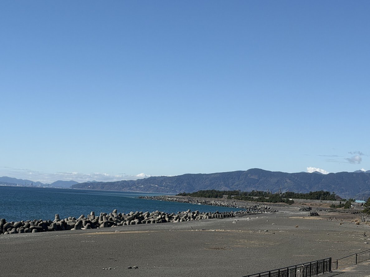 ふじのくに田子の浦みなと公園：帆船のモニュメントと富士山