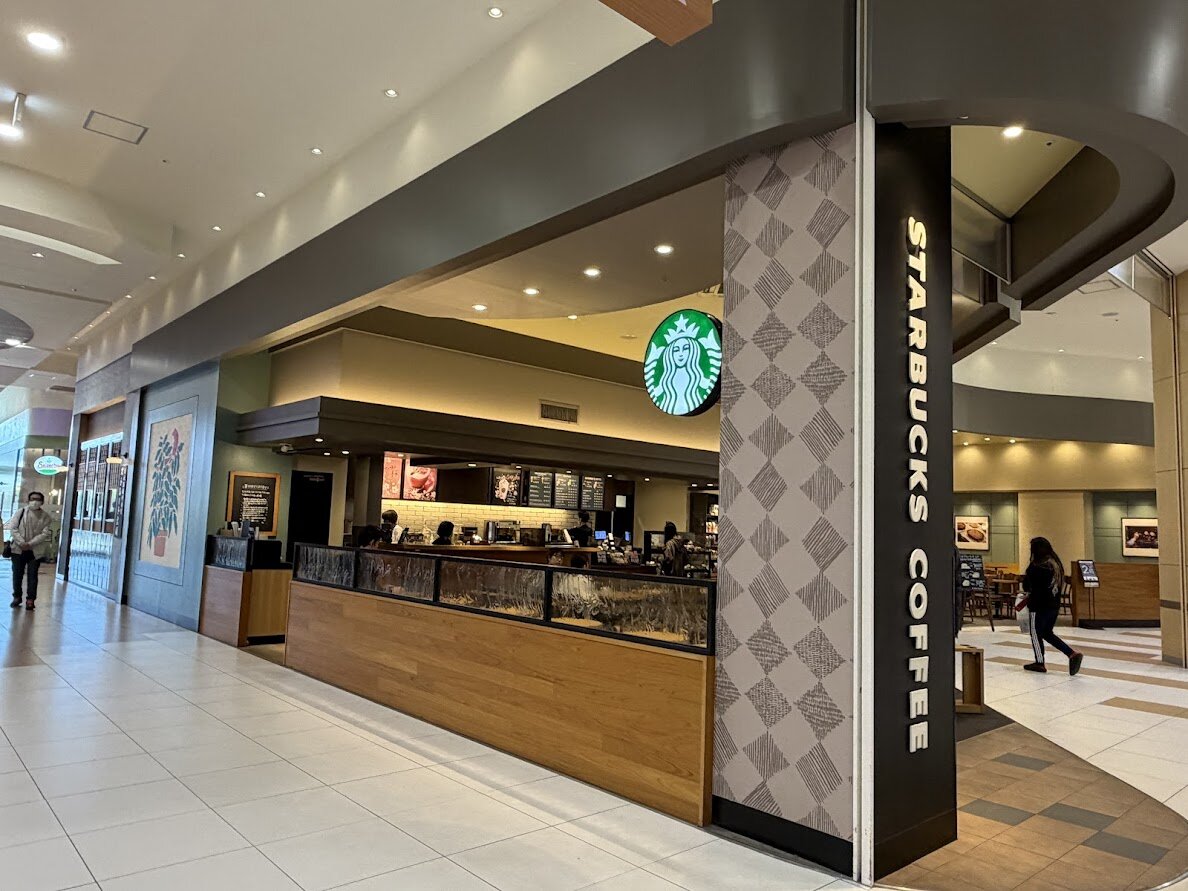 スターバックスコーヒー 　アクロスプラザ富士宮店：スターバックスの店舗外観と駐車場